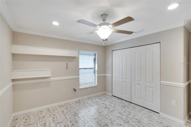 unfurnished bedroom with ornamental molding, ceiling fan, light hardwood / wood-style floors, and a closet