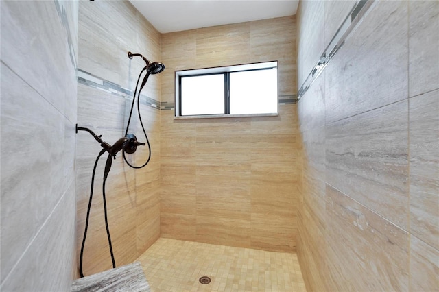 bathroom featuring a tile shower