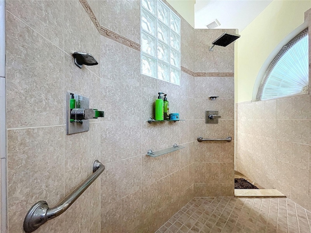 bathroom featuring a tile shower