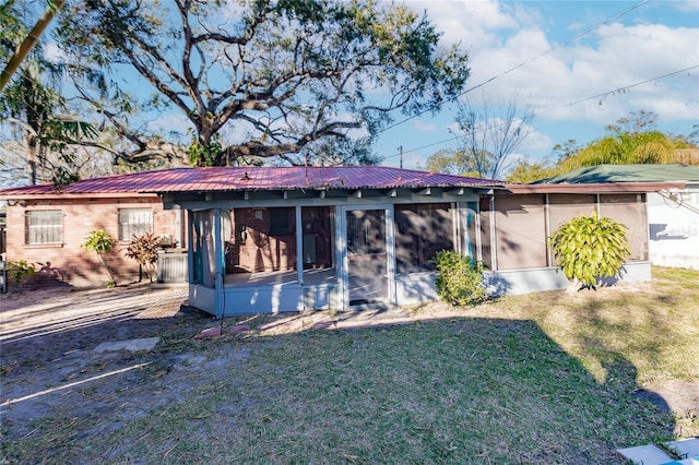 2005 E Crenshaw St, Tampa, FL 33610 - ranch-style house with a front lawn and a sunroom
