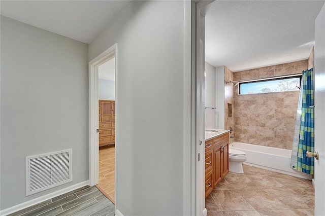 full bathroom with toilet, vanity, and shower / bath combo