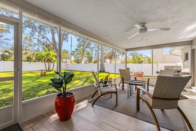 sunroom with ceiling fan