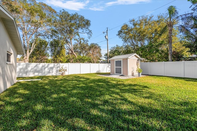 view of yard featuring a shed