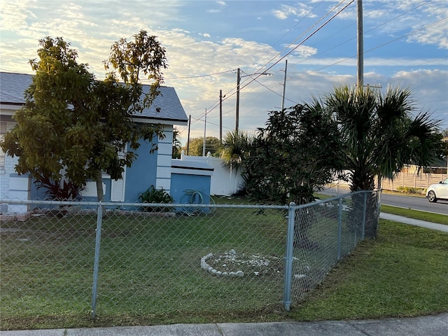 view of front of property featuring a front lawn