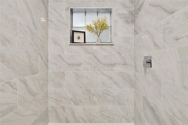 bathroom featuring a tile shower