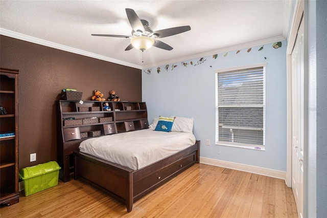 bedroom featuring light hardwood / wood-style floors, ceiling fan, and crown molding