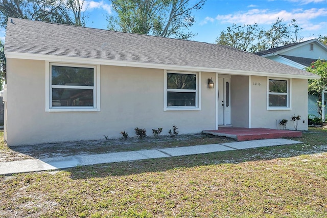 view of front of property featuring a front yard