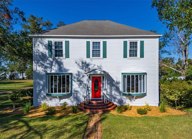 colonial house featuring a front yard