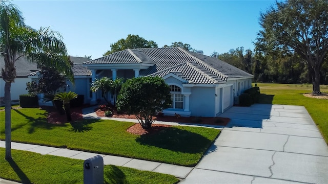 view of front of house featuring a front lawn