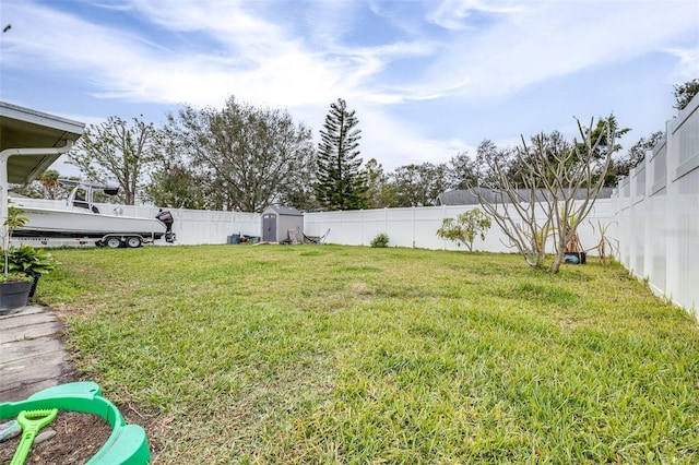 view of yard featuring a shed