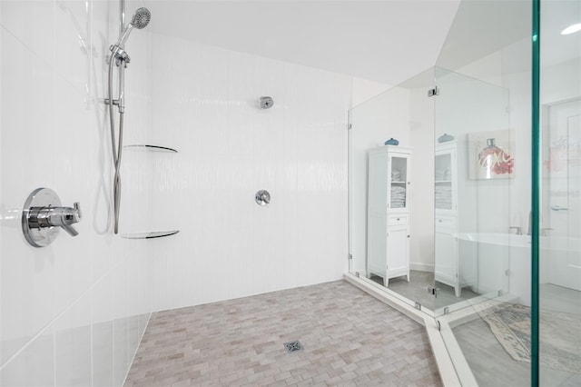 bathroom featuring tiled shower