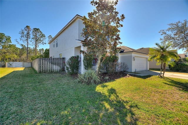 view of front facade with a garage and a front yard