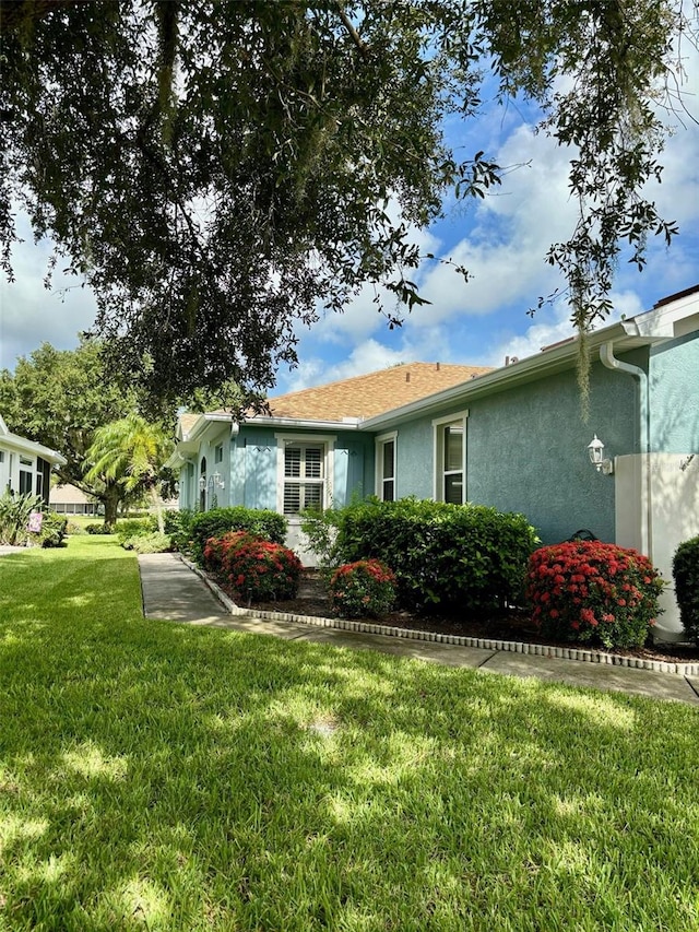 view of front of house featuring a front yard