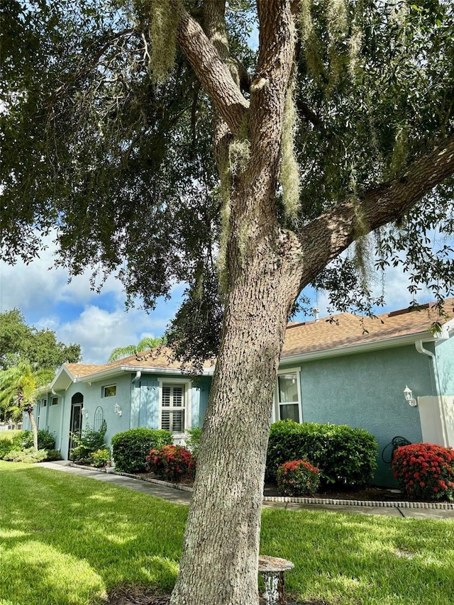 view of front facade featuring a front lawn