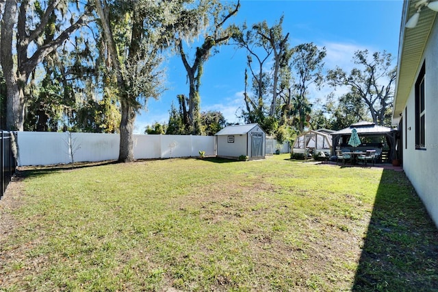 view of yard featuring a storage unit