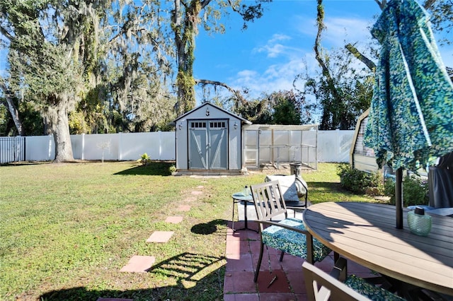 view of yard with a shed