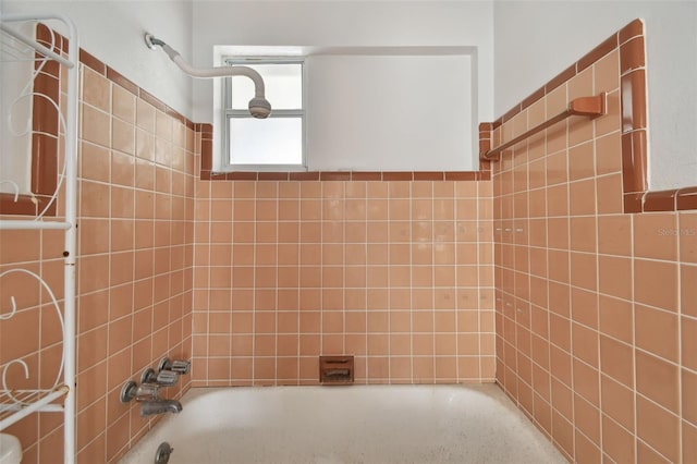 bathroom featuring tiled shower / bath combo