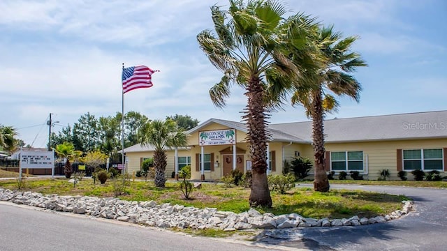 view of front of property