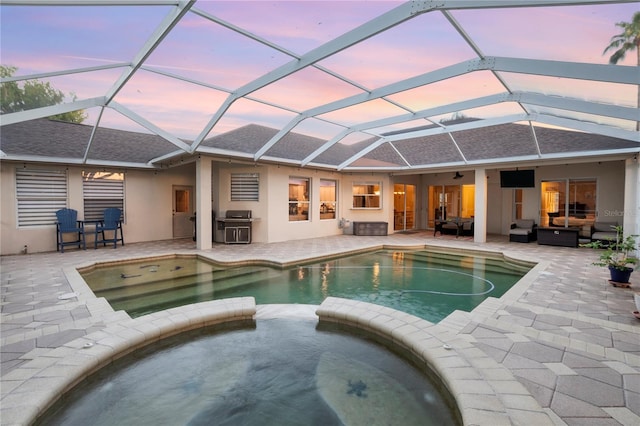 6020 Kestrel Point Ave, Lithia, FL 33547 - view of pool featuring an outdoor hangout area, exterior kitchen, a pool with connected hot tub, a patio, and ceiling fan