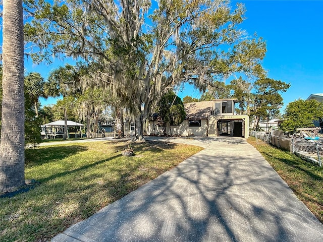 view of front facade featuring a front yard