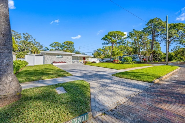 view of front of house featuring a front lawn