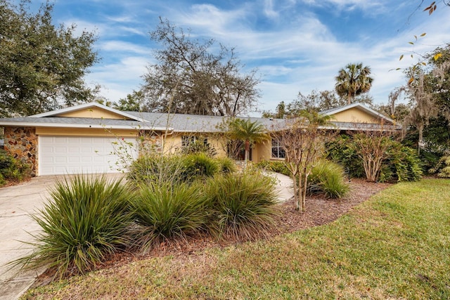 view of front facade featuring a garage and a front yard