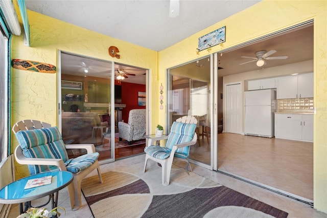 sunroom with ceiling fan