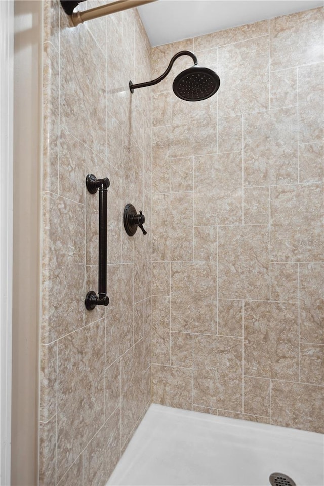 bathroom featuring a tile shower