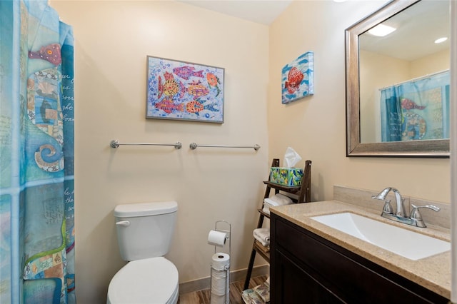 bathroom featuring a shower with curtain, vanity, and toilet