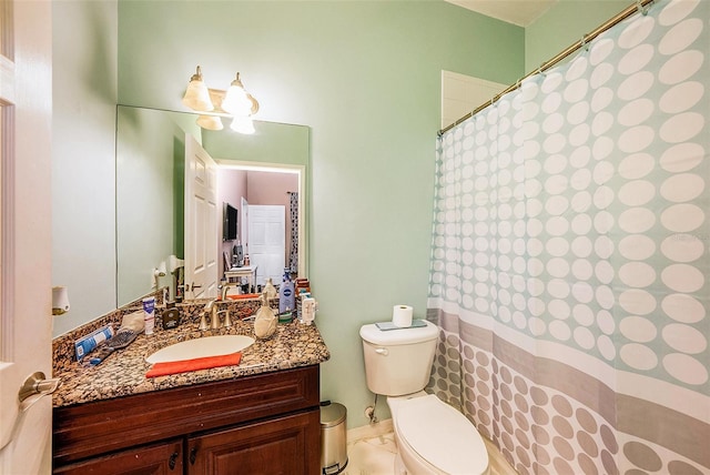 bathroom with toilet, a shower with curtain, and vanity