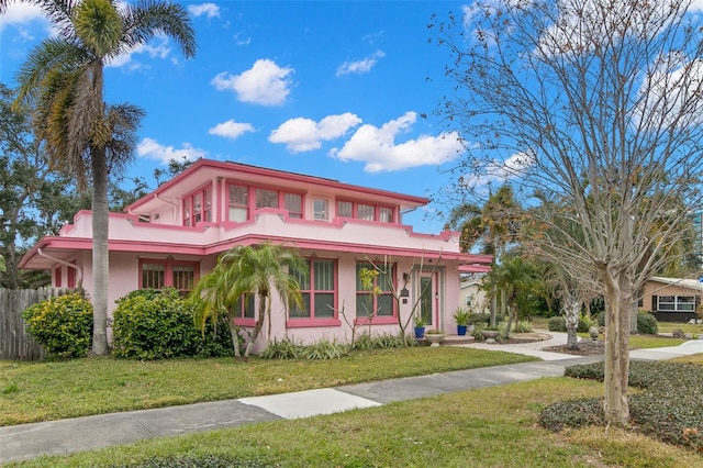 view of front of house featuring a front yard