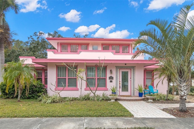 view of front of property featuring a front yard