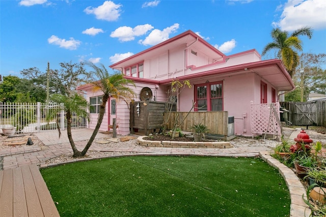 view of front of house featuring a front yard