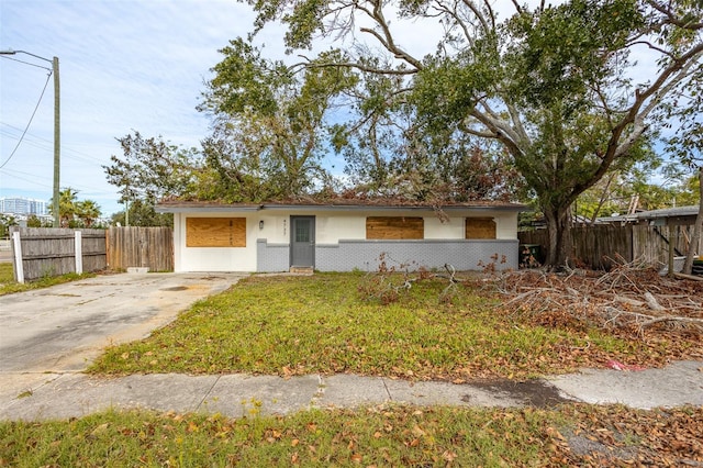 ranch-style house featuring a front yard