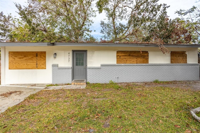 ranch-style home with a front lawn