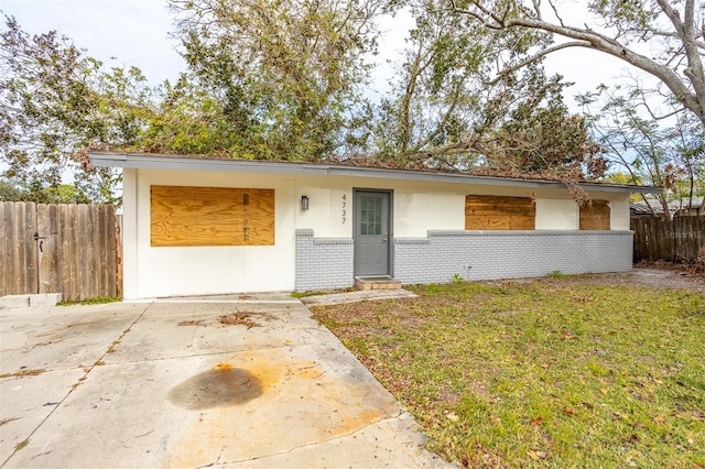 view of front facade with a front yard