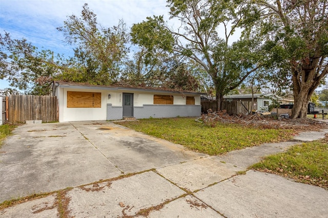 single story home with a front lawn