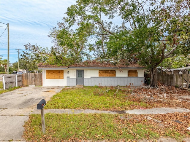 view of front of property with a front yard