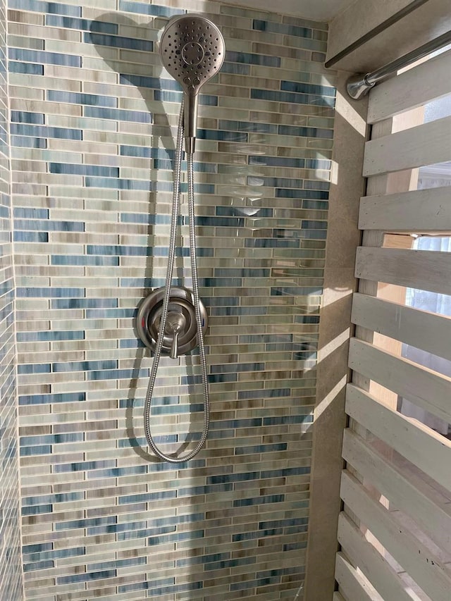 bathroom featuring tiled shower