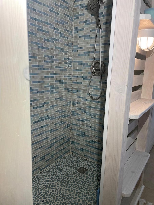 bathroom featuring a tile shower