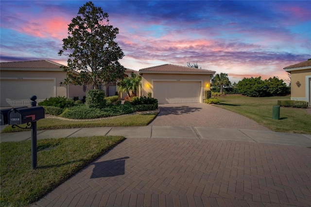 view of front facade featuring a garage and a yard