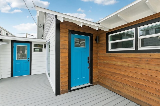 property entrance featuring a wooden deck