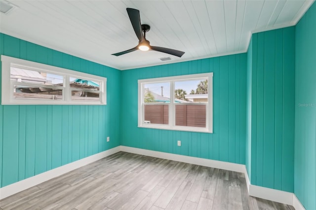 spare room featuring crown molding, light hardwood / wood-style flooring, and ceiling fan