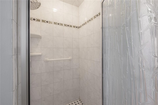 bathroom featuring a tile shower