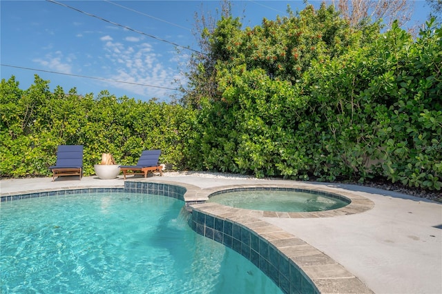 view of pool with an in ground hot tub and a patio area