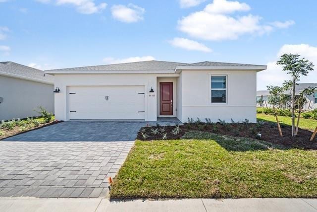 view of front facade featuring a front yard and a garage