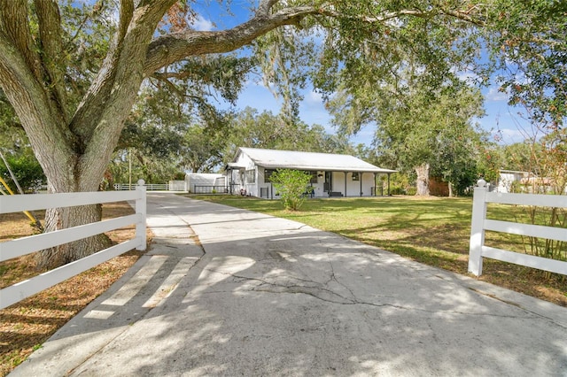 view of front of property featuring a front lawn