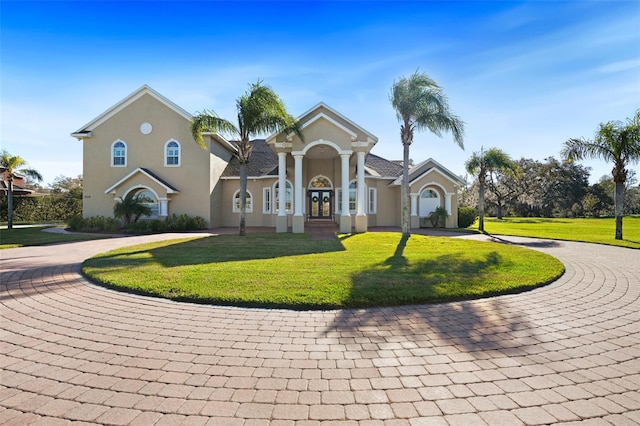 view of front facade featuring a front yard