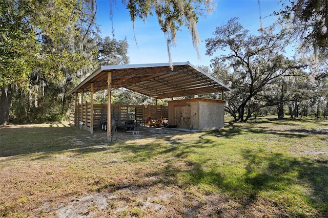 view of yard featuring a shed