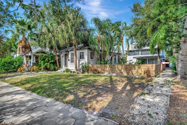 view of front of property with a front yard